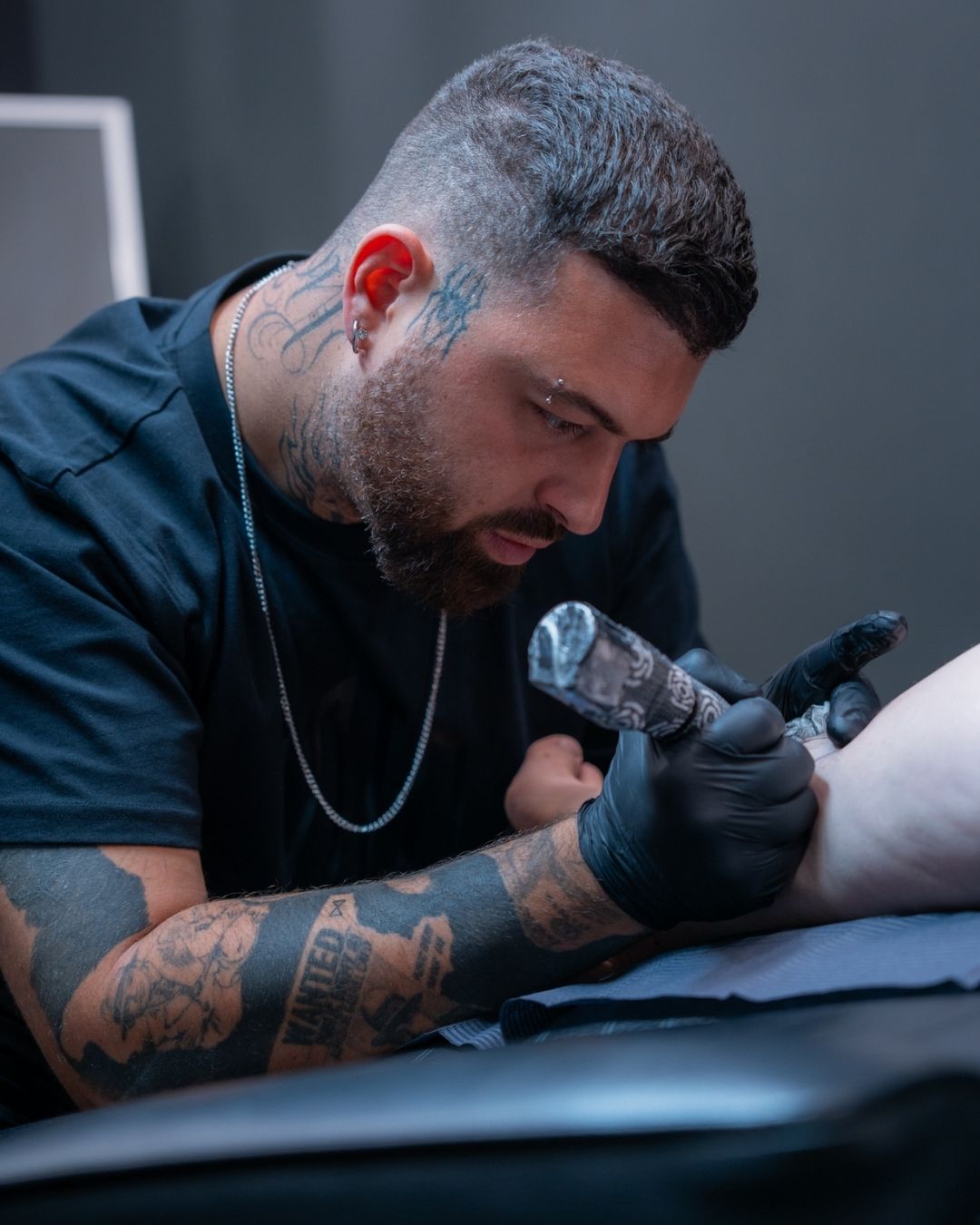 Alessio Lala mentre esegue un tatuaggio realistico